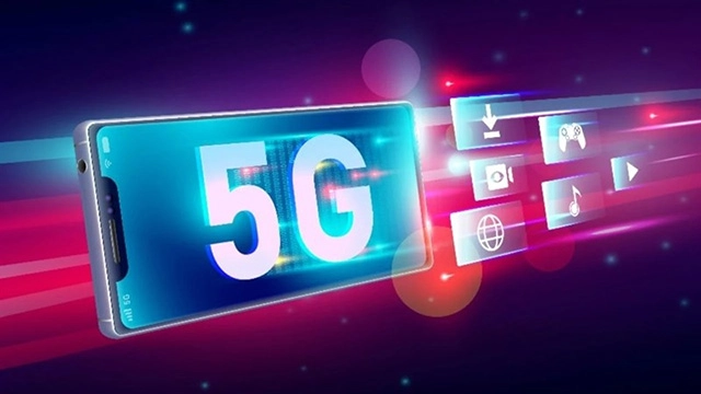 điện thoại kết nối 5G hiển thị tốc độ tải xuống siêu nhanh trên màn hình.